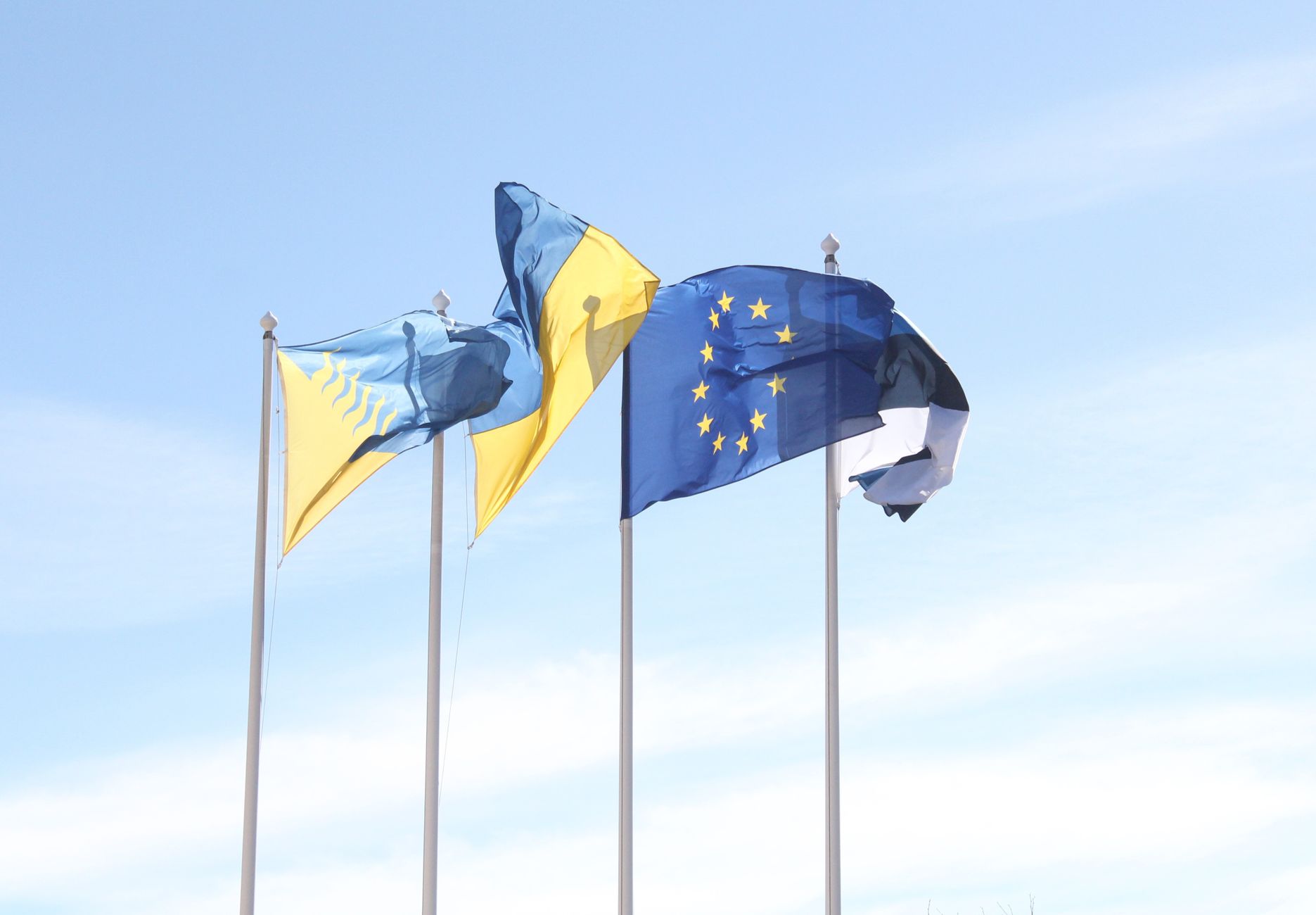 Európai uniós zászló lobog derült ég alatt
